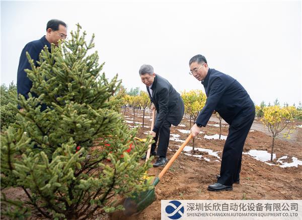 新聞圖片_公益林示范區(qū)現(xiàn)場植樹.jpg